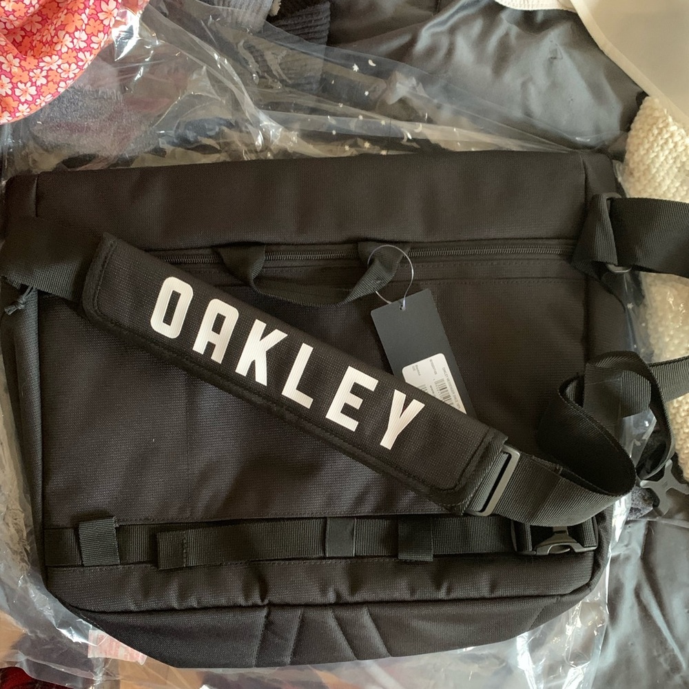 Oakley Messenger Since 1975